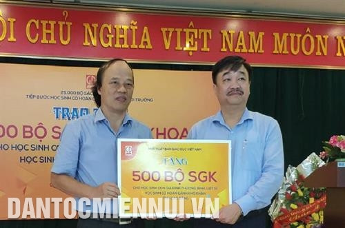 Ông Hoàng Lê Bách – Tổng Giám đốc NXB Giáo dục Việt Nam (bên phải) và ông Vũ Văn Dương – GĐ Sở Giáo dục và Đào tạo Cao Bằng trong buổi lễ trao tặng SGK. Ảnh: Nam Khánh Ông Hoàng Lê Bách – Tổng Giám đốc NXB Giáo dục Việt Nam (bên phải) và ông Vũ Văn Dương – GĐ Sở Giáo dục và Đào tạo Cao Bằng trong buổi lễ trao tặng SGK. Ảnh: Nam Khánh