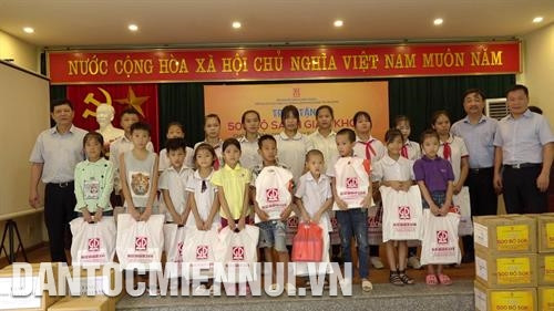 NXB Giáo dục Việt Nam trao tặng quà cho các em học sinh có hoàn cảnh khó khăn tại tỉnh Cao Bằng. Ảnh: Nam Khánh NXB Giáo dục Việt Nam trao tặng quà cho các em học sinh có hoàn cảnh khó khăn tại tỉnh Cao Bằng. Ảnh: Nam Khánh