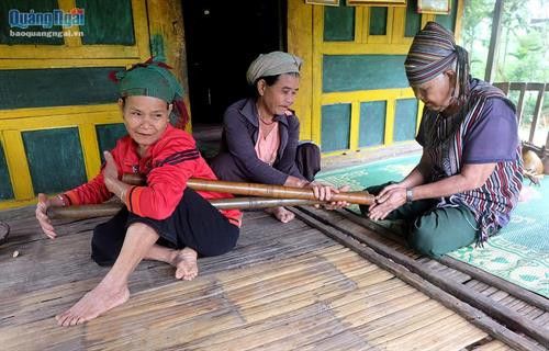 Già Phạm Văn Sự dạy cho giới trẻ cách chơi đàn Vinh vút