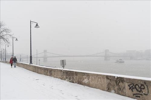 Tuyết phủ dày tại Dachstein, Áo ngày 8/1. Ảnh: AFP/TTXVN Xe cào tuyết khai thông tuyến đường ở Ramsau am Dachstein, Áo, ngày 8/1/2019. Ảnh: AFP/TTXVN Tuyết phủ trắng xóa ở Filzmoos, Áo, ngày 8/1/2019. Ảnh: AFP/TTXVN Tuyết phủ dày đặc tại Budapest, Hungary ngày 8/1/2019. Ảnh: THX/ TTXVN Tuyết rơi dày cản trở giao thông ở Budapest, Hungary, ngày 8/1/2019. Ảnh: THX/TTXVN Tuyết phủ trắng xóa ở Sankt Englmar, miền nam Đức, ngày 8/1/2019. Ảnh: AFP/TTXVN Tuyết phủ dày tại Dachstein, Áo ngày 8/1. Ảnh: AFP/TTXVN Xe cào tuyết khai thông tuyến đường ở Ramsau am Dachstein, Áo, ngày 8/1/2019. Ảnh: AFP/TTXVN Tuyết phủ trắng xóa ở Filzmoos, Áo, ngày 8/1/2019. Ảnh: AFP/TTXVN Tuyết phủ dày đặc tại Budapest, Hungary ngày 8/1/2019. Ảnh: THX/ TTXVN Tuyết rơi dày cản trở giao thông ở Budapest, Hungary, ngày 8/1/2019. Ảnh: THX/TTXVN Tuyết phủ trắng xóa ở Sankt Englmar, miền nam Đức, ngày 8/1/2019. Ảnh: AFP/TTXVN