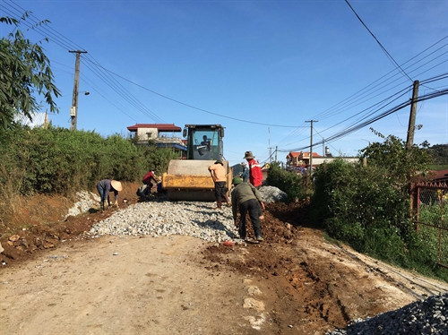 Thi công đường đến trung tâm xã ở huyện Mộc Châu. Thi công đường đến trung tâm xã ở huyện Mộc Châu.