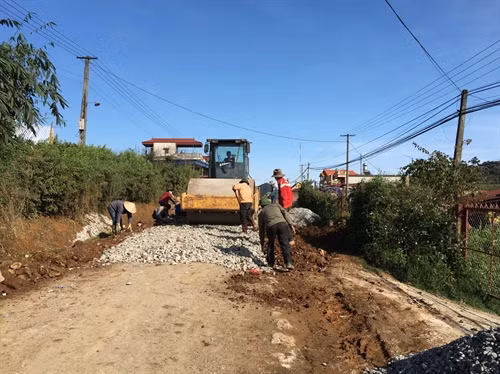 Thi công đường đến trung tâm xã ở huyện Mộc Châu.