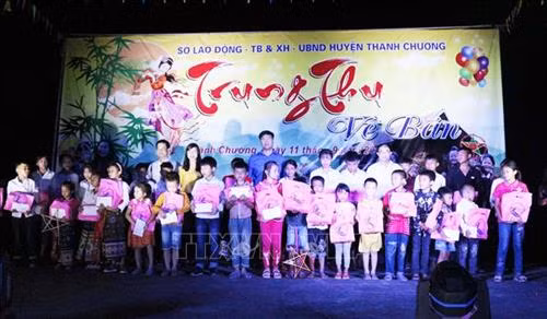 Trao quà Trung thu cho trẻ em vùng tái định cư thủy điện Bản Vẽ. Ảnh: Nguyễn Oanh-TTXVN