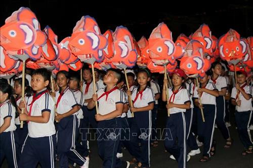 Các em học sinh tham gia rước đèn trong Lễ hội rước đèn Trung thu Phan Thiết 2019. Ảnh: Nguyễn Thanh - TTXVN