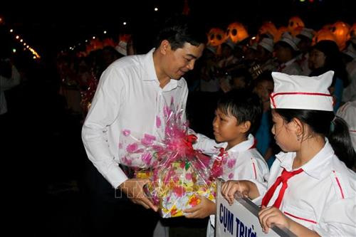 Lãnh đạo tỉnh tặng quà cho các em học sinh trong Lễ hội rước đèn Trung thu Phan Thiết 2019. Ảnh: Nguyễn Thanh - TTXVN