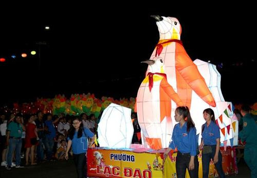 Diễu hành lồng đèn trong Lễ hội rước đèn Trung thu Phan Thiết 2019. Ảnh: Nguyễn Thanh - TTXVN Nguyễn Thanh - TTXVN