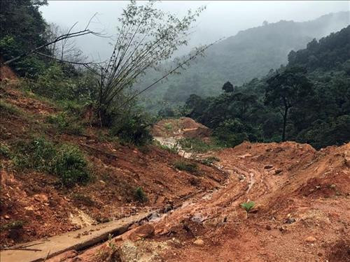 Một số điểm được ngành chức năng tạo lối đi tạm thời, tuy nhiên, mùa mưa không thể đi lại được. Ảnh: Quang Thái - TTXVN
