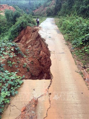 Nhiều vị trí tại đường đi 4 xã phía Tây huyện Tu Mơ Rông bị xói lở hàm ếch ăn sâu vào 1/2 mặt đường. Ảnh: Quang Thái - TTXVN