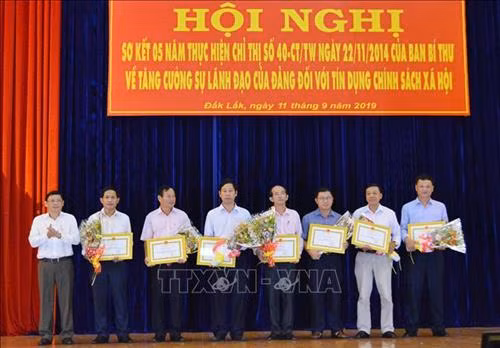 Trao bằng khen cho các tập thể, cá nhân có thành tích trong hoạt động tín dụng chính sách xã hội. Ảnh: Tuấn Anh - TTXVN