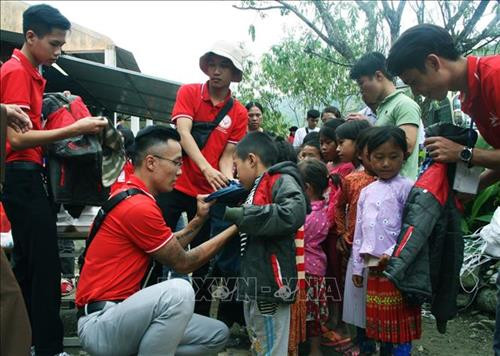 Tặng áo ấm cho học sinh tiểu học ở nơi có mùa Đông khắc nghiệt. Ảnh: Quang Vinh-TTXVN Tặng áo ấm cho học sinh tiểu học ở nơi có mùa Đông khắc nghiệt. Ảnh: Quang Vinh-TTXVN