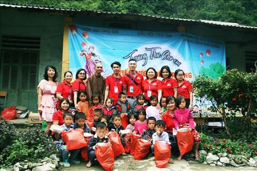 Câu lạc bộ Cầu nối trái tim trao cho nhi đồng Phố Cáo hơn 300 phần quà. Ảnh: Quang Vinh-TTXVN Câu lạc bộ Cầu nối trái tim trao cho nhi đồng Phố Cáo hơn 300 phần quà. Ảnh: Quang Vinh-TTXVN