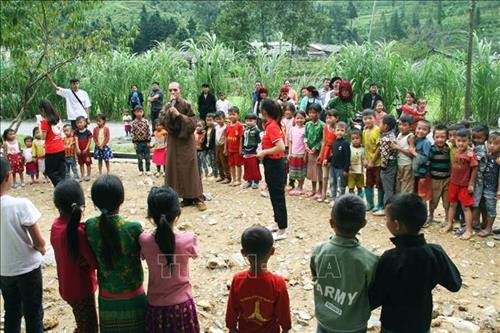 Các tình nguyện viên tổ chức múa hát, trò chơi cho các em nhỏ người Mông. Ảnh: Quang Vinh-TTXVN Các tình nguyện viên tổ chức múa hát, trò chơi cho các em nhỏ người Mông. Ảnh: Quang Vinh-TTXVN