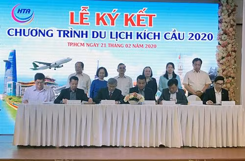 Các đơn vị ký cam kết thực hiện chương trình kích cầu du lịch Việt Nam. Ảnh: Hoàng Hải - Báo Văn hóa