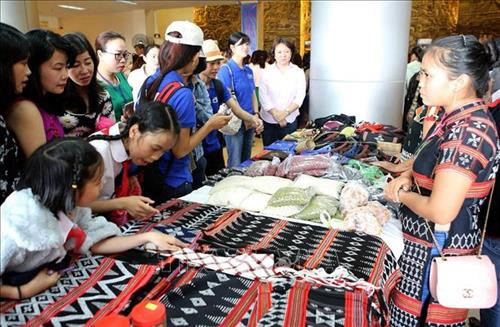 Các sản phẩm vải thổ cẩm truyền thống xã Hòa Bắc trong một lần trưng bày tại Bảo tàng Đà Nẵng. Ảnh: Quốc Dũng - TTXVN Các sản phẩm vải thổ cẩm truyền thống xã Hòa Bắc trong một lần trưng bày tại Bảo tàng Đà Nẵng. Ảnh: Quốc Dũng - TTXVN