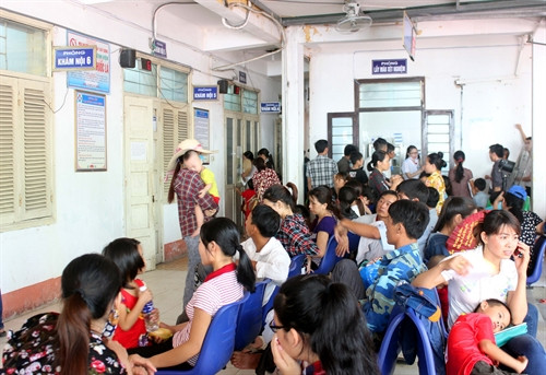 Rất đông phụ huynh cùng con nhỏ ngồi chờ đến lượt khám tại Bệnh viện sản nhi Nghệ An Rất đông phụ huynh cùng con nhỏ ngồi chờ đến lượt khám tại Bệnh viện sản nhi Nghệ An