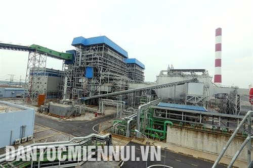 Tính đến hết năm 2017, cả nước có 17 khu kinh tế ven biển được thành lập, với tổng diện tích gần 845.000 ha, thu hút khoảng 78,6 tỷ USD vốn đầu tư. Các khu kinh tế ven biển đã đóng góp vào tăng trưởng kinh tế, xuất khẩu, thu ngân sách Nhà nước cũng như giải quyết việc làm. Ảnh: Danh Lam 10 năm qua, ngành dầu khí đã có nhiều nỗ lực trong thăm dò, khai thác các mỏ dầu, khí mới (bao gồm cả đầu tư các dự án dầu khí ở nước ngoài) và đẩy mạnh đầu tư các tổ hợp chế biến dầu, khí quy mô lớn. Ảnh: Thế Duyệt Lĩnh vực kinh tế hàng hải có bước phát triển đáng kể, giá trị sản lượng của ngành vận tải biển, dịch vụ cảng biển và đóng tàu liên tục gia tăng, với tốc độ tăng trong giai đoạn 2007 - 2010 là 22%/năm, giai đoạn 2011 - 2015 là 13%/năm. Ảnh: Nguyên Lý