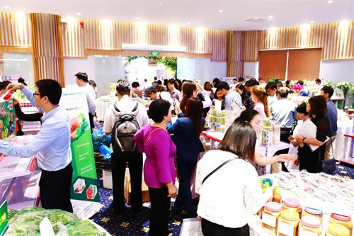 Dự hội nghị có khoảng 300 đại biểu đại diện cho các Sở, Ngành, quận, huyện và doanh nghiệp sản xuất, phân phối, chế biến, doanh nghiệp ngân hàng của Thành phố Hà Nội.