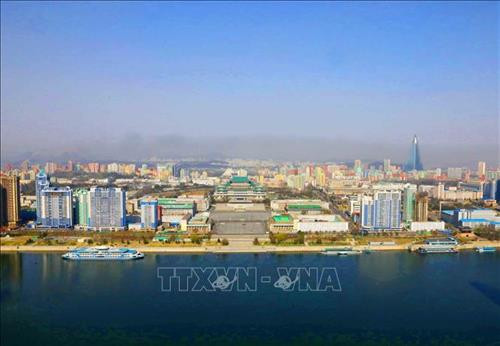 Thủ đô Bình Nhưỡng ngày nay mang một dáng vẻ hiện đại. Ảnh: Phương Hoa – TTXVN Những ngôi nhà cao tầng được sơn nhiều màu sắc mang dáng vẻ hiện đại cho Thủ đô Bình Nhưỡng. Ảnh: Phương Hoa- TTXVN Toàn cảnh thành phố Bình Nhưỡng nhìn từ trên cao. Ảnh: Phương Hoa – TTXVN Tiết mục hòa nhạc của Dàn nhạc Công Huân quốc gia Triều Tiên. Ảnh: Phương Hoa – TTXVN Đúng dịp sinh nhật của Chủ tịch Kim Nhật Thành, Triển lãm hoa được tổ chức tại Thủ đô Bình Nhưỡng. Ảnh: Phương Hoa – TTXVN Một gia đình Triều Tiên tham quan Triển lãm hoa Kim Nhật Thành. Ảnh: Phương Hoa – TTXVN Phụ nữ Triều Tiên mặc trang phục truyền thống vào xem Triển lãm hoa Kim Nhật Thành. Ảnh: Phương Hoa – TTXVN Người dân Triều Tiên xếp hàng vào xem Triển lãm hoa Kim Nhật Thành. Ảnh: Phương Hoa – TTXVN Một ngôi nhà truyền thống bên cạnh những công trình hiện đại. Ảnh: Phương Hoa – TTXVN Người dân và thiếu niên Triều Tiên đến vui chơi ở công viên. Ảnh: Phương Hoa – TTXVN Ngày cuối tuần, người dân Triều Tiên đến vui chơi ở các công viên nổi tiếng. Ảnh: Phương Hoa – TTXVN Một gian hàng dược phẩm ở Bình Nhưỡng. Ảnh: Phương Hoa – TTXVN Học sinh học môn thể thao yêu thích ở trường học. Ảnh: Phương Hoa – TTXVN Lớp học âm nhạc của học sinh Triều Tiên. Ảnh: Phương Hoa – TTXVN Lớp dạy lập trình tại Cung Học sinh Thiếu niên Vạn Cảnh Đài. Ảnh: Phương Hoa – TTXVN Triều Tiên rất chú trọng đến việc phát triển toàn diện con người, học sinh được tham gia các lớp học nghệ thuật. Ảnh: Phương Hoa- TTXVN Học sinh Triều Tiên học viết thư pháp. Ảnh: Phương Hoa – TTXVN Một cặp vợ chồng sắp cưới chụp ảnh trước Bảo tàng Chiến thắng Chiến tranh Giải phóng Tổ quốc. Ảnh: Phương Hoa – TTXVN Người dân xếp hàng trật tự lên phương tiện giao thông công cộng. Ảnh: Phương Hoa- TTXVN Cung Thái Dương Kumsusan-nơi an nghỉ của Chủ tịch Kim Nhật Thành và Kim Jong - Il. Ảnh: Phương Hoa – TTXVN Nhà ga trung tâm ở Thủ đô Bình Nhưỡng. Ảnh: Phương Hoa – TTXVN Tòa nhà Quốc hội ở Thủ đô Bình Nhưỡng. Ảnh: Phương Hoa – TTXVN Ngoài phương tiện giao thông công cộng, người dân Bình Nhưỡng thường xuyên sử dụng xe đạp. Ảnh: Phương Hoa – TTXVN Hoa nở trên đường phố cùng với những ngôi nhà cao tầng mang nhiều màu sắc rực rỡ. Ảnh: Phương Hoa – TTXVN Tượng "Vạn Lý Mã" - bức tượng nổi tiếng ở Bình Nhưỡng. Ảnh: Phương Hoa – TTXVN Những dãy phố với công trình kiến trúc hiện đại được xây dựng ở Bình Nhưỡng. Ảnh: Phương Hoa – TTXVN Nhiều chung cư cao tầng được xây dựng phục vụ chỗ ở cho người dân ở Thủ đô Bình Nhưỡng. Ảnh: Phương Hoa – TTXVN Khải Hoàn Môn - một công trình nổi tiếng ở Bình Nhưỡng. Ảnh: Phương Hoa – TTXVN Tháp Chủ thể cao 170 m là Tượng đài về học thuyết tự lực tự cường ở Triều Tiên. Ảnh: Phương Hoa – TTXVN Một công trình kiến trúc truyền thống của Triều Tiên tại Thủ đô Bình Nhưỡng. Ảnh: Phương Hoa – TTXVN Quảng trường Kim Nhật Thành, nơi tổ chức các sự kiện lớn của Triều Tiên. Ảnh: Phương Hoa – TTXVN Pin năng lượng mặt trời được sử dụng ở nhiều nơi tại Thủ đô Bình Nhưỡng. Ảnh: Phương Hoa – TTXVN Ô tô điện là phương tiện giao thông công cộng phổ biển ở Bình Nhưỡng. Ảnh: Phương Hoa – TTXVN Nhà ga Bình Nhưỡng nhìn từ trên cao. Ảnh: Phương Hoa – TTXVN Tòa nhà Ryugyong cao 330m ở Thủ đô Bình Nhưỡng. Ảnh: Phương Hoa – TTXVN Một công trình lịch sử ở Thủ đô Bình Nhưỡng. Ảnh: Phương Hoa – TTXVN Học sinh mầm non được cô giáo dẫn đi dã ngoại. Ảnh: Phương Hoa – TTXVN Thủ đô Bình Nhưỡng nhìn từ trên cao. Ảnh: Phương Hoa – TTXVN Khu Chang Jong, nơi tập trung nhiều nhà cao tầng. Ảnh: Phương Hoa – TTXVN Thủ đô Bình Nhưỡng ngày nay mang một dáng vẻ hiện đại. Ảnh: Phương Hoa – TTXVN Những ngôi nhà cao tầng được sơn nhiều màu sắc mang dáng vẻ hiện đại cho Thủ đô Bình Nhưỡng. Ảnh: Phương Hoa- TTXVN Toàn cảnh thành phố Bình Nhưỡng nhìn từ trên cao. Ảnh: Phương Hoa – TTXVN Tiết mục hòa nhạc của Dàn nhạc Công Huân quốc gia Triều Tiên. Ảnh: Phương Hoa – TTXVN Đúng dịp sinh nhật của Chủ tịch Kim Nhật Thành, Triển lãm hoa được tổ chức tại Thủ đô Bình Nhưỡng. Ảnh: Phương Hoa – TTXVN Một gia đình Triều Tiên tham quan Triển lãm hoa Kim Nhật Thành. Ảnh: Phương Hoa – TTXVN Phụ nữ Triều Tiên mặc trang phục truyền thống vào xem Triển lãm hoa Kim Nhật Thành. Ảnh: Phương Hoa – TTXVN Người dân Triều Tiên xếp hàng vào xem Triển lãm hoa Kim Nhật Thành. Ảnh: Phương Hoa – TTXVN Một ngôi nhà truyền thống bên cạnh những công trình hiện đại. Ảnh: Phương Hoa – TTXVN Người dân và thiếu niên Triều Tiên đến vui chơi ở công viên. Ảnh: Phương Hoa – TTXVN Ngày cuối tuần, người dân Triều Tiên đến vui chơi ở các công viên nổi tiếng. Ảnh: Phương Hoa – TTXVN Một gian hàng dược phẩm ở Bình Nhưỡng. Ảnh: Phương Hoa – TTXVN Học sinh học môn thể thao yêu thích ở trường học. Ảnh: Phương Hoa – TTXVN Lớp học âm nhạc của học sinh Triều Tiên. Ảnh: Phương Hoa – TTXVN Lớp dạy lập trình tại Cung Học sinh Thiếu niên Vạn Cảnh Đài. Ảnh: Phương Hoa – TTXVN Triều Tiên rất chú trọng đến việc phát triển toàn diện con người, học sinh được tham gia các lớp học nghệ thuật. Ảnh: Phương Hoa- TTXVN Học sinh Triều Tiên học viết thư pháp. Ảnh: Phương Hoa – TTXVN Một cặp vợ chồng sắp cưới chụp ảnh trước Bảo tàng Chiến thắng Chiến tranh Giải phóng Tổ quốc. Ảnh: Phương Hoa – TTXVN Người dân xếp hàng trật tự lên phương tiện giao thông công cộng. Ảnh: Phương Hoa- TTXVN Cung Thái Dương Kumsusan-nơi an nghỉ của Chủ tịch Kim Nhật Thành và Kim Jong - Il. Ảnh: Phương Hoa – TTXVN Nhà ga trung tâm ở Thủ đô Bình Nhưỡng. Ảnh: Phương Hoa – TTXVN Tòa nhà Quốc hội ở Thủ đô Bình Nhưỡng. Ảnh: Phương Hoa – TTXVN Ngoài phương tiện giao thông công cộng, người dân Bình Nhưỡng thường xuyên sử dụng xe đạp. Ảnh: Phương Hoa – TTXVN Hoa nở trên đường phố cùng với những ngôi nhà cao tầng mang nhiều màu sắc rực rỡ. Ảnh: Phương Hoa – TTXVN Tượng "Vạn Lý Mã" - bức tượng nổi tiếng ở Bình Nhưỡng. Ảnh: Phương Hoa – TTXVN Những dãy phố với công trình kiến trúc hiện đại được xây dựng ở Bình Nhưỡng. Ảnh: Phương Hoa – TTXVN Nhiều chung cư cao tầng được xây dựng phục vụ chỗ ở cho người dân ở Thủ đô Bình Nhưỡng. Ảnh: Phương Hoa – TTXVN Khải Hoàn Môn - một công trình nổi tiếng ở Bình Nhưỡng. Ảnh: Phương Hoa – TTXVN Tháp Chủ thể cao 170 m là Tượng đài về học thuyết tự lực tự cường ở Triều Tiên. Ảnh: Phương Hoa – TTXVN Một công trình kiến trúc truyền thống của Triều Tiên tại Thủ đô Bình Nhưỡng. Ảnh: Phương Hoa – TTXVN Quảng trường Kim Nhật Thành, nơi tổ chức các sự kiện lớn của Triều Tiên. Ảnh: Phương Hoa – TTXVN Pin năng lượng mặt trời được sử dụng ở nhiều nơi tại Thủ đô Bình Nhưỡng. Ảnh: Phương Hoa – TTXVN Ô tô điện là phương tiện giao thông công cộng phổ biển ở Bình Nhưỡng. Ảnh: Phương Hoa – TTXVN Nhà ga Bình Nhưỡng nhìn từ trên cao. Ảnh: Phương Hoa – TTXVN Tòa nhà Ryugyong cao 330m ở Thủ đô Bình Nhưỡng. Ảnh: Phương Hoa – TTXVN Một công trình lịch sử ở Thủ đô Bình Nhưỡng. Ảnh: Phương Hoa – TTXVN Học sinh mầm non được cô giáo dẫn đi dã ngoại. Ảnh: Phương Hoa – TTXVN Thủ đô Bình Nhưỡng nhìn từ trên cao. Ảnh: Phương Hoa – TTXVN Khu Chang Jong, nơi tập trung nhiều nhà cao tầng. Ảnh: Phương Hoa – TTXVN