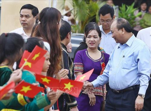 Thủ tướng Nguyễn Xuân Phúc phát biểu. Ảnh: Thống Nhất – TTXVN Thủ tướng Nguyễn Xuân Phúc đánh trống khai giảng năm học mới 2018-2019 tại Trường Phổ thông Dân tộc nội trú huyện Tu Mơ Rông, tỉnh Kon Tum. Ảnh: Thống Nhất – TTXVN Thủ tướng Nguyễn Xuân Phúc với học sinh Trường Dân tộc nội trú huyện Tu Mơ Rông, tỉnh Kon Tum. Ảnh: Thống Nhất – TTXVN Thủ tướng Nguyễn Xuân Phúc phát biểu. Ảnh: Thống Nhất – TTXVN Thủ tướng Nguyễn Xuân Phúc đánh trống khai giảng năm học mới 2018-2019 tại Trường Phổ thông Dân tộc nội trú huyện Tu Mơ Rông, tỉnh Kon Tum. Ảnh: Thống Nhất – TTXVN Thủ tướng Nguyễn Xuân Phúc với học sinh Trường Dân tộc nội trú huyện Tu Mơ Rông, tỉnh Kon Tum. Ảnh: Thống Nhất – TTXVN