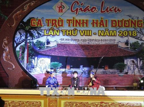 Tiết mục của câu lạc bộ ca trù xã Dân Chủ, huyện Tứ Kỳ, tỉnh Hải Dương. Ảnh: Mạnh Minh- TTXVN Tiết mục của câu lạc bộ ca trù xã Dân Chủ, huyện Tứ Kỳ, tỉnh Hải Dương. Ảnh: Mạnh Minh- TTXVN