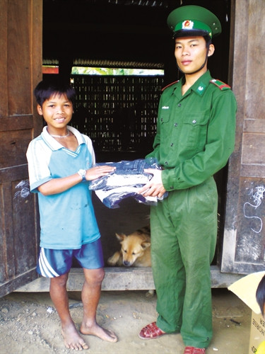 Tặng quà cho học sinh có hoàn cảnh gia đình khó khăn tại xã A Nông