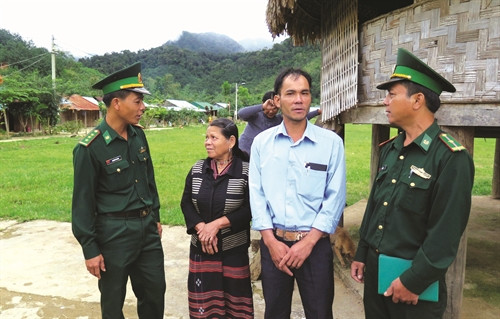 Cán bộ chiến sĩ Đồn biên phòng A Nông tìm hiểu, tình cảm của đồng bào