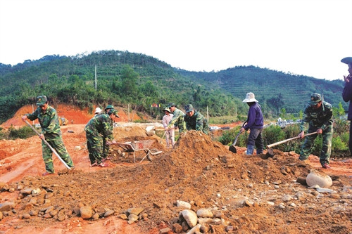 Bộ đội biên phòng huyện Tây Giang giúp đồng bào làm đường giao thông