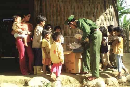 Tặng quà cho các em thiếu nhi nhân dịp Ngày quốc tế Thiếu nhi 1/6