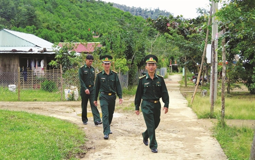 Cán bộ, chiến sĩ Đồn biên phòng A Nông trên đường xuống các thôn, bản