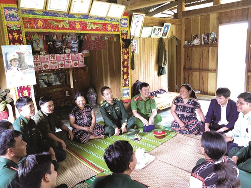 Cán bộ, chiến sĩ Đồn biên phòng A Nông phối hợp với các ngành chức năng thường xuyên tuyên truyền chính sách của Đảng và Nhà nước đến người dân địa phương.