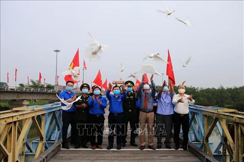 Thường trực Trung ương Hội LHTN Việt Nam, lãnh đạo tỉnh Quảng Trị, Đại diện Thường trực Tỉnh đoàn, Hội LHTN thả chim hòa bình tại cầu Hiền Lương. Ảnh: Hồ Cầu-TTXVN Thường trực Trung ương Hội LHTN Việt Nam, lãnh đạo tỉnh Quảng Trị, Đại diện Thường trực Tỉnh đoàn, Hội LHTN thả chim hòa bình tại cầu Hiền Lương. Ảnh: Hồ Cầu-TTXVN