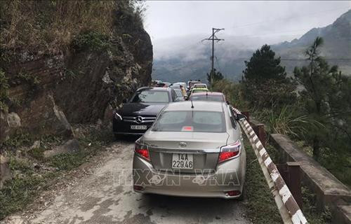 Các phương tiện giao thông ùn tắc tại đường lên Khu du lịch Mẫu Sơn, Lang Sơn. Ảnh: Quang Duy – TTXVN Các phương tiện giao thông ùn tắc tại đường lên Khu du lịch Mẫu Sơn, Lang Sơn. Ảnh: Quang Duy – TTXVN