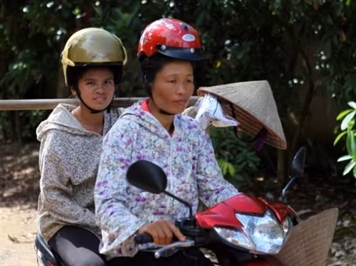 Phụ nữ dân tộc vùng cao vẫn giữ truyền thống búi tóc cao và khi đội mũ bảo hiểm sẽ rất khó khăn. (Ảnh: CTV Xuân Phúc) Phụ nữ dân tộc vùng cao vẫn giữ truyền thống búi tóc cao và khi đội mũ bảo hiểm sẽ rất khó khăn. (Ảnh: CTV Xuân Phúc)