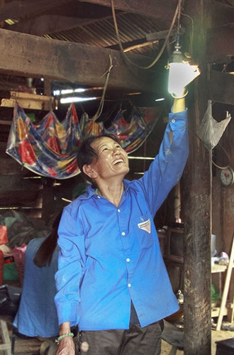 Niềm vui của gia đình chị Trương Thị Hương ngày có điện.