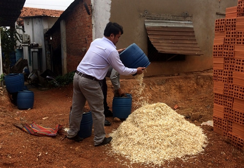 Lực lượng chức năng tiêu hủy giá ngâm ủ “siêu tốc” bằng hóa chất Trung Quốc, được phát hiện tại cở sở của bà Phượng.