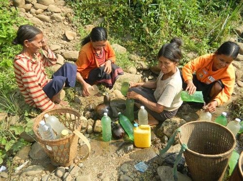 Người dân phải chắt chiu từng chai nước lấy từ công trình thủy lợi về để phục vụ sinh hoạt. Người dân phải chắt chiu từng chai nước lấy từ công trình thủy lợi về để phục vụ sinh hoạt.