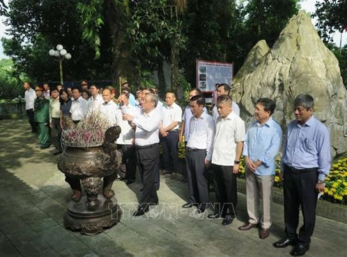 Đồng chí Trần Quốc Vượng và Đoàn công tác dâng hương tưởng niệm các Anh hùng Liệt sỹ tại Khu di tích Quốc gia 27/7. Ảnh: Quân Trang -TTXVN Đồng chí Trần Quốc Vượng và Đoàn công tác dâng hương tưởng niệm các Anh hùng Liệt sỹ tại Khu di tích Quốc gia 27/7. Ảnh: Quân Trang -TTXVN