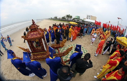 Nghi lễ rước Nghinh thần từ biển vào Nghi lễ rước Nghinh thần từ biển vào