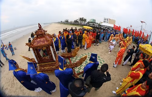 Nghi lễ rước Nghinh thần từ biển vào