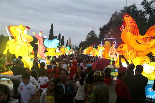 Lễ hội Rước đèn trung thu lần này thu hút đông đảo người dân và du khách tham dự. Nhiều đèn lồng lớn được chuẩn bị cho lễ rước. Nhiều đèn lồng lớn được chuẩn bị cho lễ rước. Lễ hội Rước đèn trung thu lần này thu hút đông đảo người dân và du khách tham dự. Nhiều đèn lồng lớn được chuẩn bị cho lễ rước. Nhiều đèn lồng lớn được chuẩn bị cho lễ rước.