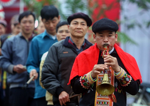 Thầy cúng có vai trò quan trọng trong đám cưới của người Dao đỏ. Thầy cúng có vai trò quan trọng trong đám cưới của người Dao đỏ.