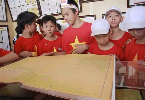 Các em học sinh tham quan triển lãm.