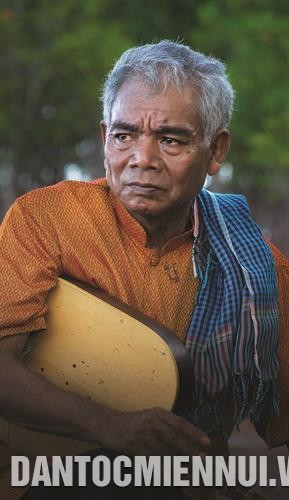 Nghệ nhân Danh Xà Rậm là người rất am hiểu âm nhạc dân tộc và có thể chế tác nhiều loại nhạc cụ truyền thống.