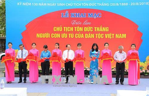 Cắt băng khai mạc Triển lãm. Ảnh: Thanh Vũ - TTXVN