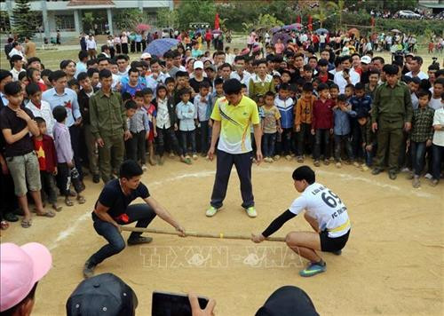 Du khách cùng người dân địa phương tham gia chơi Trống và Chiêng. Ảnh: Quý Trung – TTXVN Môn thi đẩy gậy tại lễ hội. Ảnh: Quý Trung - TTXVN Phần thi môn kéo co tại lễ hội. Ảnh: Quý Trung - TTXVN Các đội trình bày phần thi ẩm thực với các món ăn dân tộc. Ảnh: Quý Trung – TTXVN Ban tổ chức chấm thi ở nội dung ẩm thực của các xã tham dự tại lễ hội. Ảnh: Quý Trung – TTXVN Các vận động viên tham gia thi trò chơi Tó Má Lẹ, một trong những trò chơi dân gian dành cho nữ. Ảnh: Quý Trung - TTXVN Môn thi đẩy gậy tại lễ hội. Ảnh: Quý Trung - TTXVN Phần thi môn kéo co của các vận động viên của các xã tham dự. Ảnh: Quý Trung - TTXVN Du khách cùng người dân địa phương tham gia chơi Trống và Chiêng. Ảnh: Quý Trung – TTXVN Môn thi đẩy gậy tại lễ hội. Ảnh: Quý Trung - TTXVN Phần thi môn kéo co tại lễ hội. Ảnh: Quý Trung - TTXVN Các đội trình bày phần thi ẩm thực với các món ăn dân tộc. Ảnh: Quý Trung – TTXVN Ban tổ chức chấm thi ở nội dung ẩm thực của các xã tham dự tại lễ hội. Ảnh: Quý Trung – TTXVN Các vận động viên tham gia thi trò chơi Tó Má Lẹ, một trong những trò chơi dân gian dành cho nữ. Ảnh: Quý Trung - TTXVN Môn thi đẩy gậy tại lễ hội. Ảnh: Quý Trung - TTXVN Phần thi môn kéo co của các vận động viên của các xã tham dự. Ảnh: Quý Trung - TTXVN
