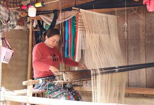 Phụ nữ dân tộc Lào ở bản Pa Xa Lào dệt những tấm váy mới chuẩn bị cho ngày tết sắp đến. Ảnh: Văn Dũng - TTXVN Phụ nữ dân tộc Lào ở bản Pa Xa Lào dệt những tấm váy mới chuẩn bị cho ngày tết sắp đến. Ảnh: Văn Dũng - TTXVN
