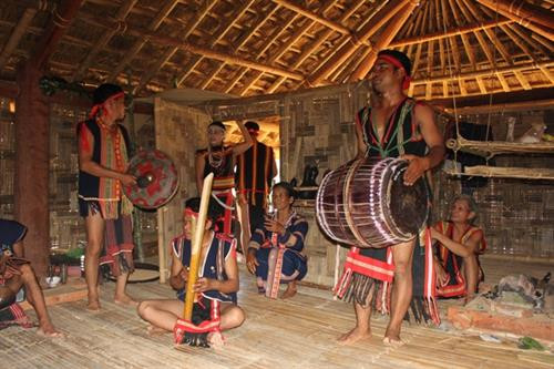 Đồng bào Xơ Đăng diễn tấu cồng chiêng tại Làng Văn hóa - Du lịch các dân tộc Việt Nam