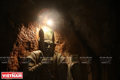 Bức tượng tạc trên đá trong động Âm Phủ. Ảnh: Tất Sơn