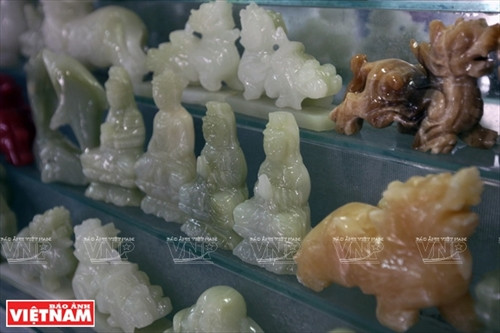 Đến với Ngũ Hành Sơn du khách còn có thể chiêm ngưỡng những sản phẩm đá mỹ nghệ truyền thống của làng non nước. Ảnh: Tất Sơn