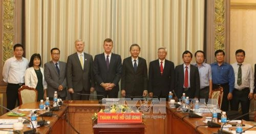 Các đại biểu chụp ảnh lưu niệm tại buổi làm việc. Ảnh: Hoàng Hải-TTXVN